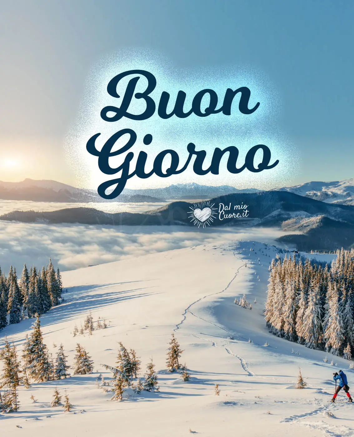 Buon giorno invernale con paesaggio di montagna innevato
