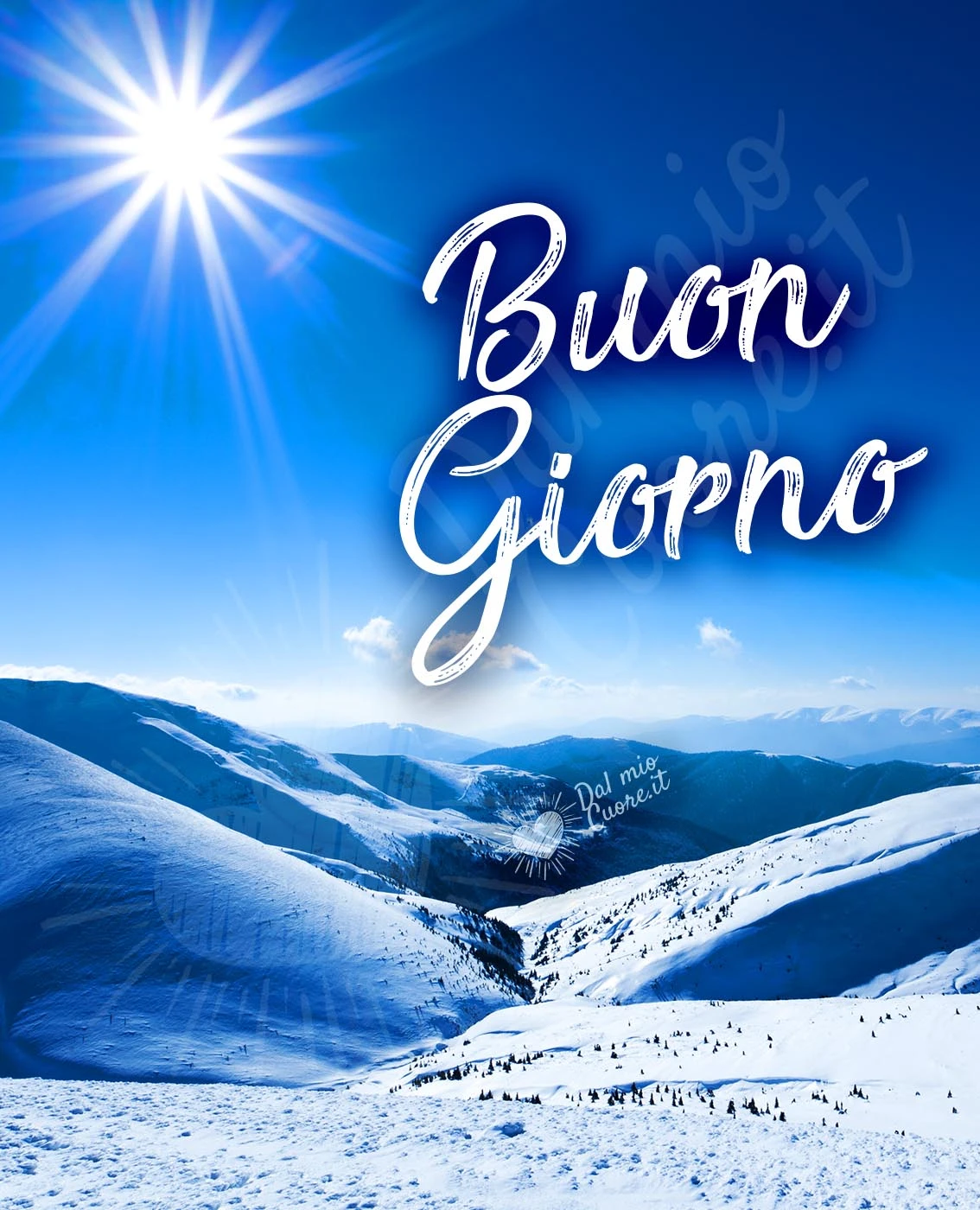Buon giorno con paesaggio di montagna innevato