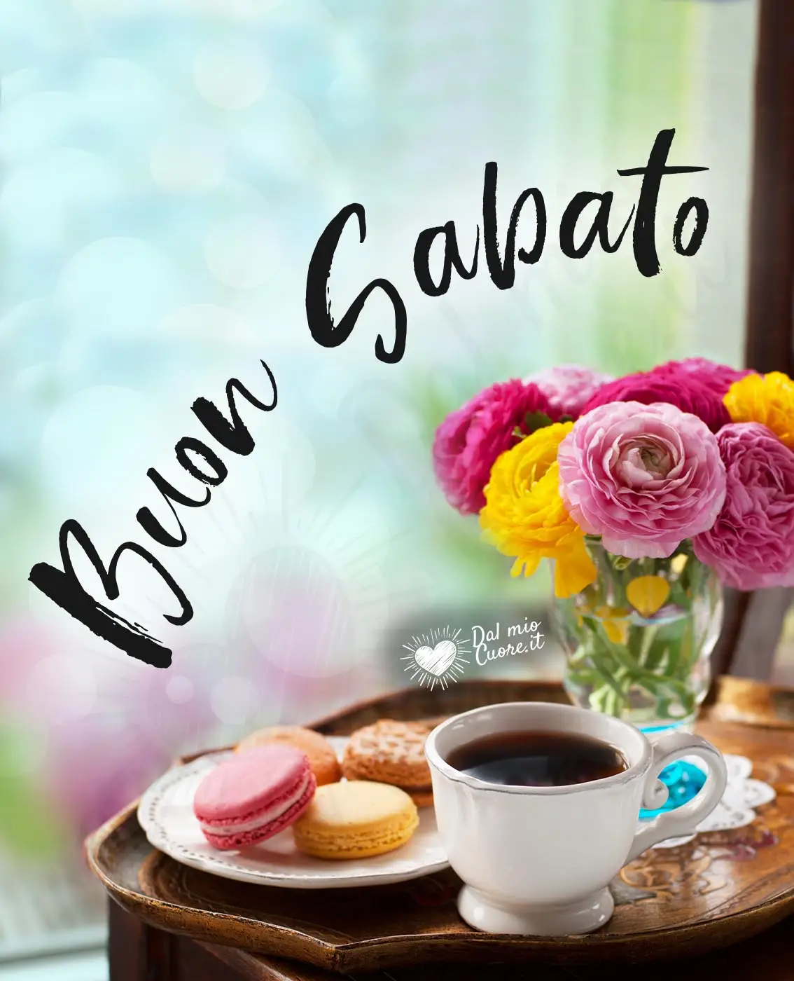 Buon sabato con caffè, fiori e biscottini