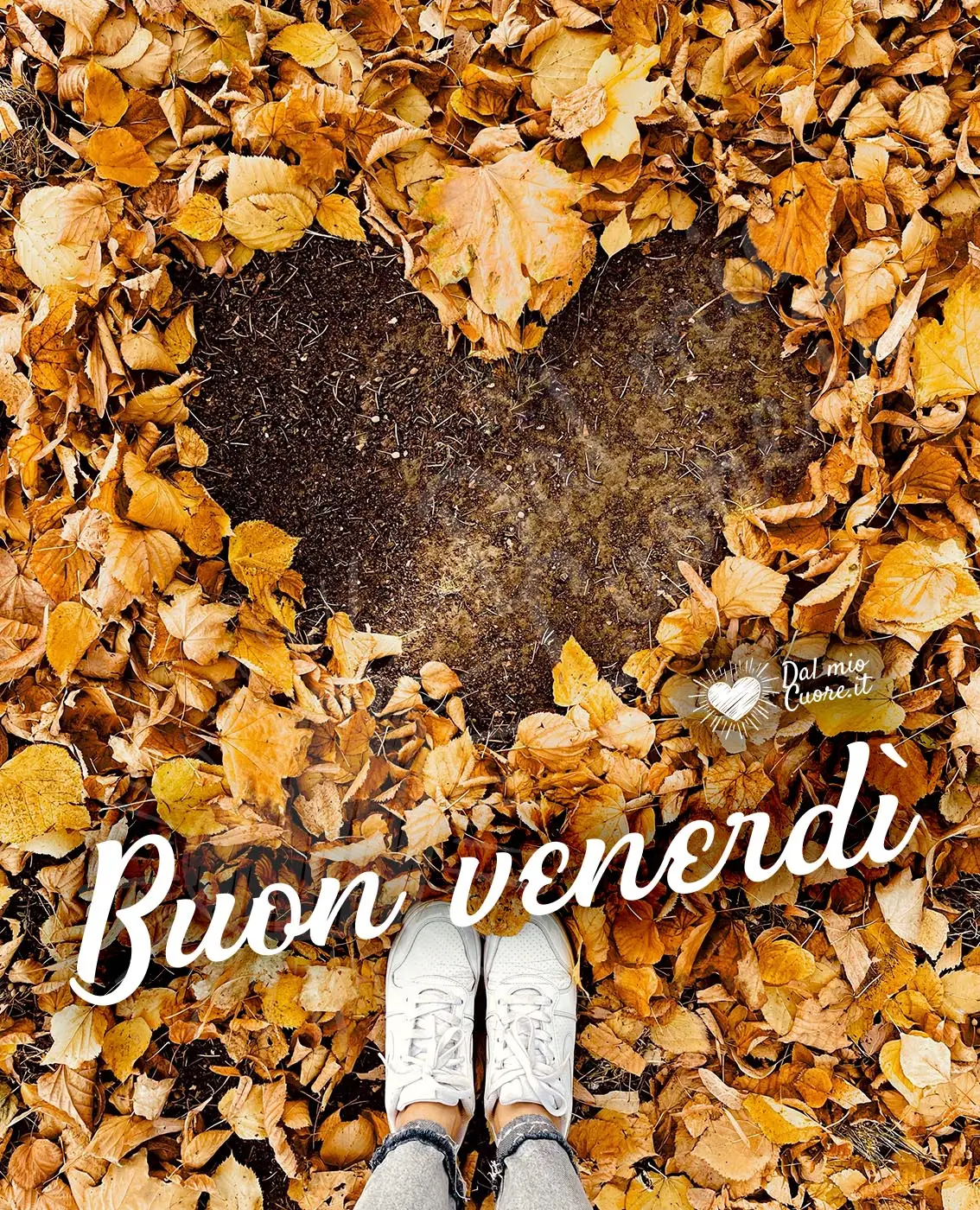 Immagine di Buon venerdì autunnale con cuore di foglie Immagine di Buon venerdì autunnale con cuore di foglie
