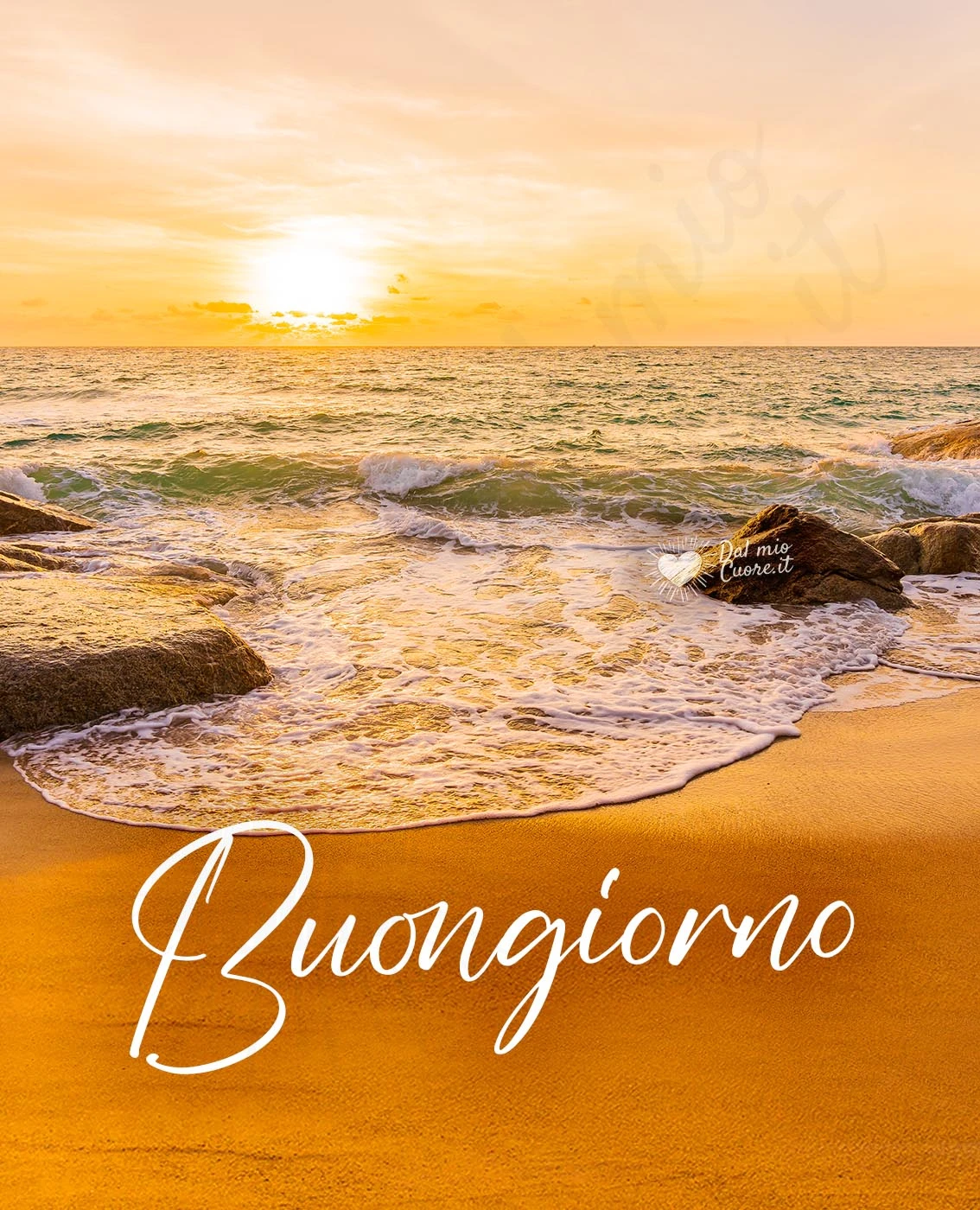 Buongiorno con alba sulla spiaggia