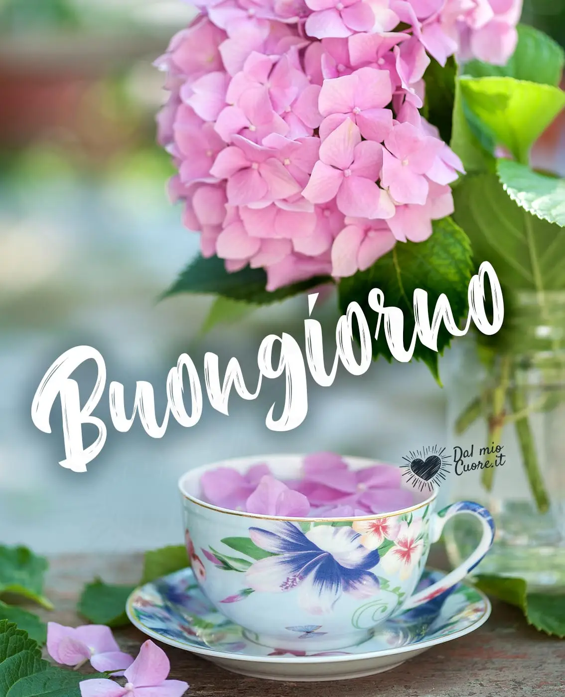 Buongiorno con tazza di te e petali
