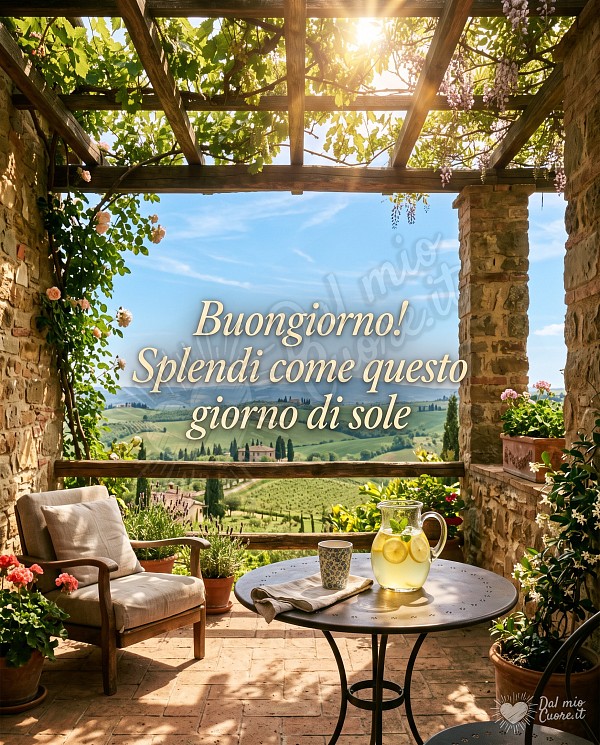 Incantevole patio rustico baciato dal sole mattutino splendente, con raggi dorati che illuminano un arco di pietra con vista su colline estive e la scritta grafica Buongiorno! Splendi come questo giorno di sole.