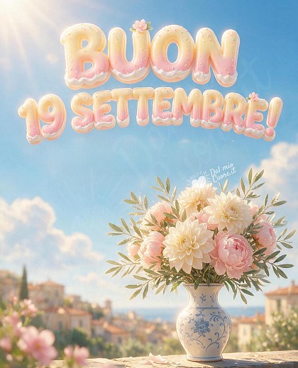 Composizione floreale con dalie e zinnie illuminate dal sole del mattino tra nuvole soffici e la scritta BUON 19 SETTEMBRE Petali di gioia.