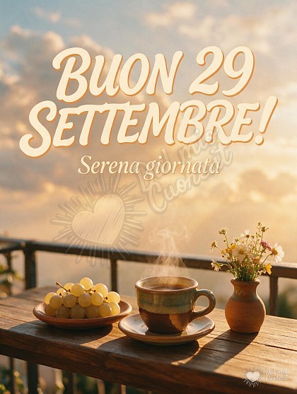 Tazzina di caffè in ceramica e grappolo d'uva su tavolino in legno con luce calda del mattino e cielo dorato