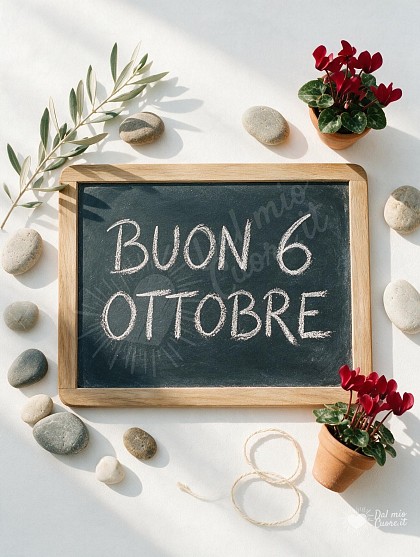 Composizione zenitale luminosa con elementi tradizionali di borgo italiano, rametti di ulivo, vasetti in terracotta con fiori autunnali e lavagnetta artigianale