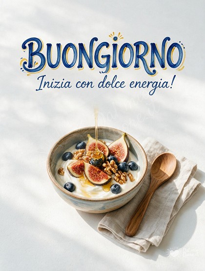 Ciotola in ceramica con yogurt, fichi a spicchi, mirtilli, noci e miele su tovaglietta in lino chiaro.