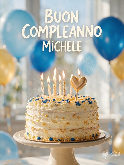 Torta artigianale di compleanno con glassa cremosa, candeline accese scintillanti e palloncini blu e dorati alla luce del sole.