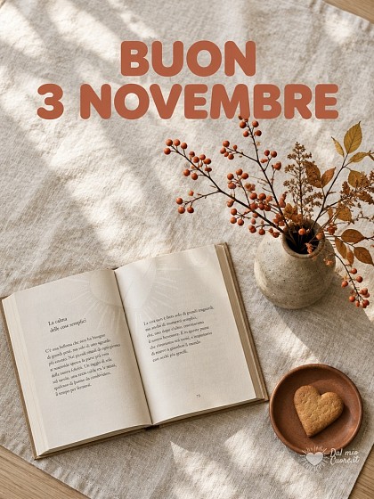 Libro aperto, ceramica artigianale e rami con bacche per il 3 novembre.