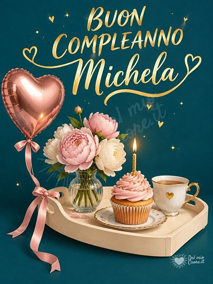 Vassoio elegante con cupcake, candelina accesa e palloncino dorato per il compleanno.