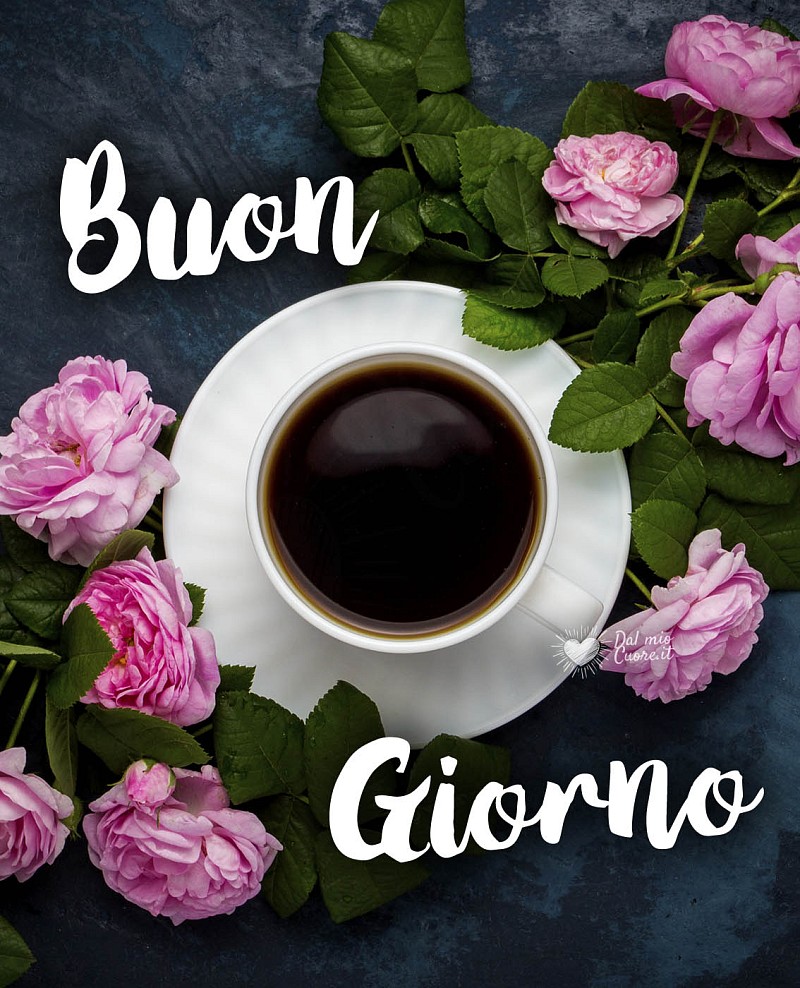 Buongiorno Elegante con Tazzina di Caffè e Delicati Boccioli di Rosa
