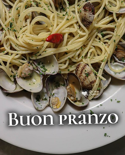 Buon pranzo con spaghetti con le vongole