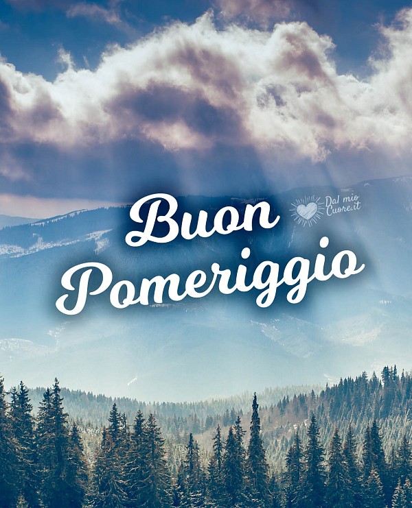Buon pomeriggio con paesaggio di montagna