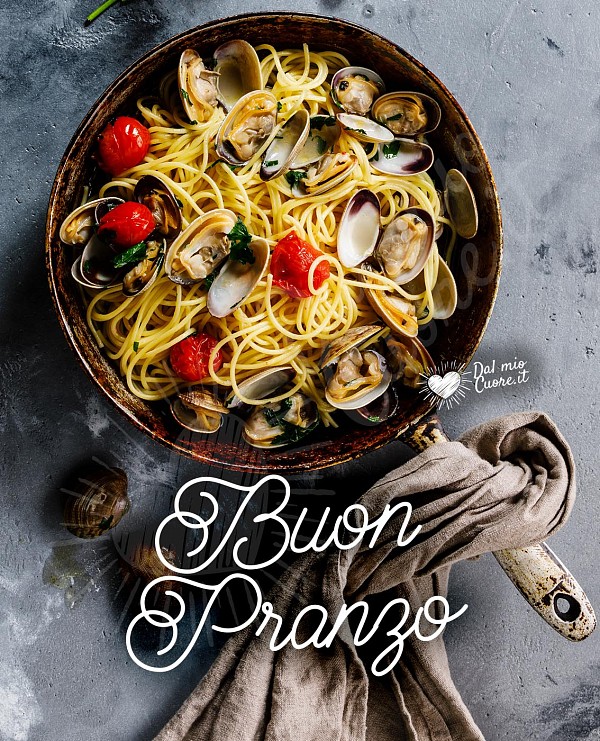 Buon pranzo (immagini di pasta con le vongole)