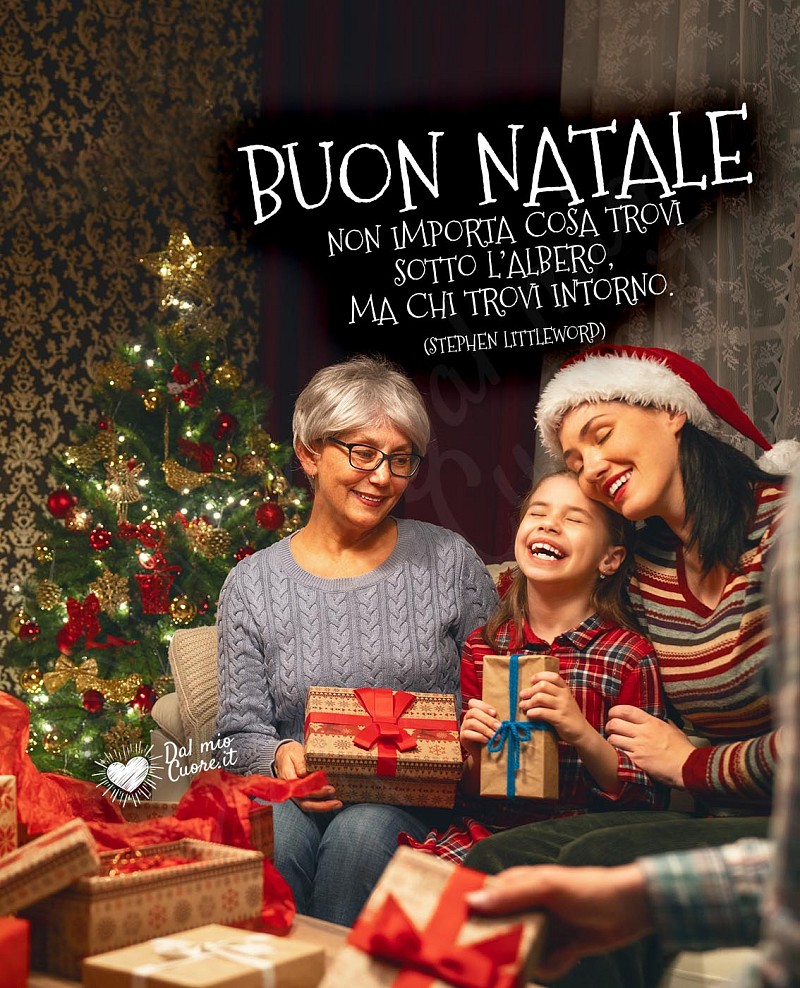 Buon Natale (Frasi). Non importa cosa trovi sotto l’albero, ma chi trovi intorno.