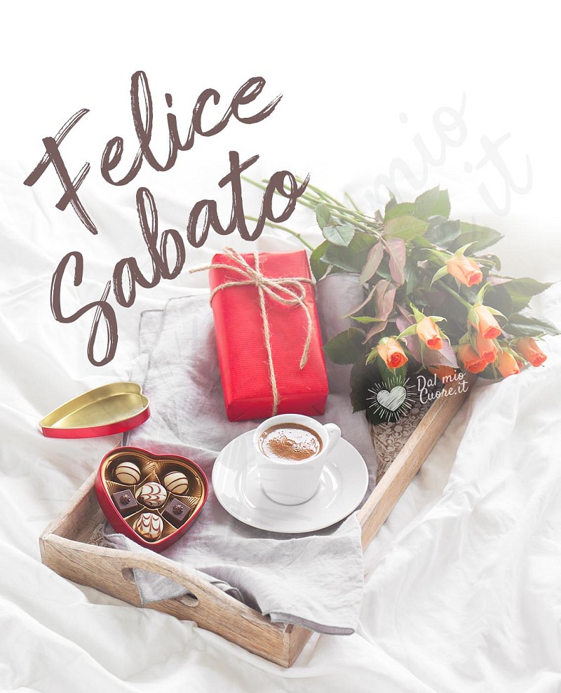 Felice sabato con colazione a letto, rose e caffè