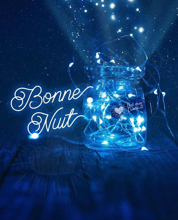 Image de bonne nuit avec des guirlandes lumineuses dans un bocal