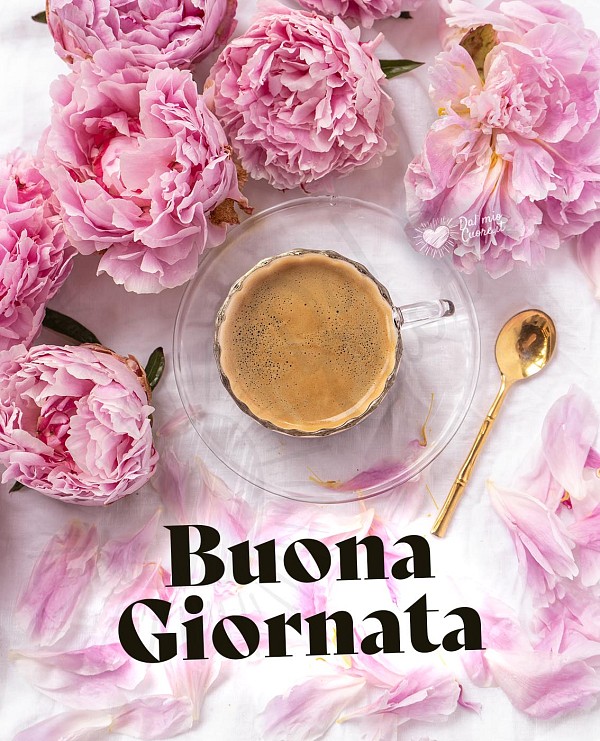 Buona giornata con tazzina di caffè e fiori
