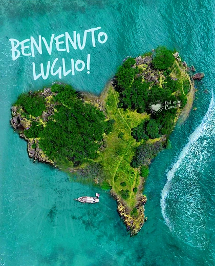 Benvenuto Luglio con isola a forma di cuore