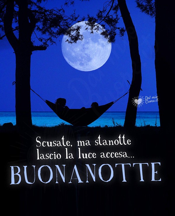 Luna piena enorme e luminosissima sul mare che rischiara la notte come fosse giorno con la scritta Scusate, ma stanotte lascio la luce accesa... Buonanotte.