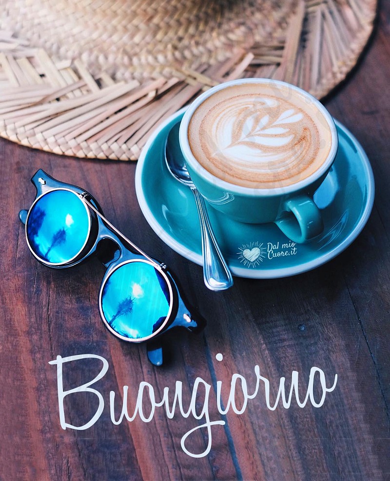 Buongiorno con cappuccino e occhiali da sole
