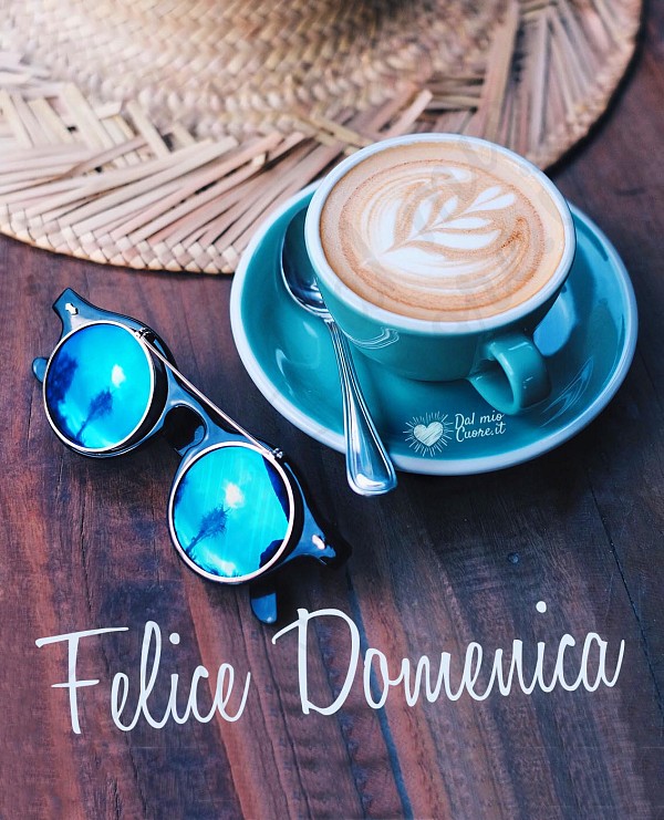 Felice domenica con cappuccino e occhiali da sole