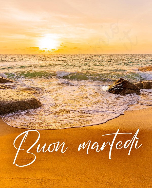 Buon martedì con alba sulla spiaggia