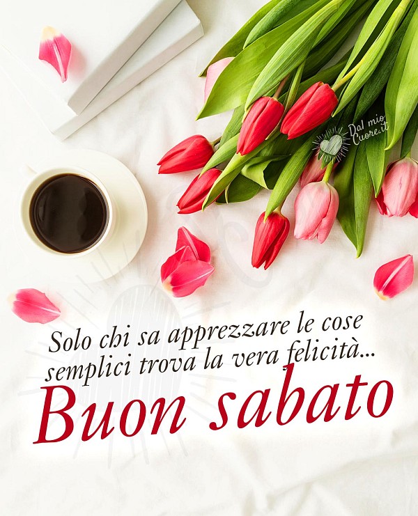 Buon sabato con fiori, caffè e frase sulla felicità.