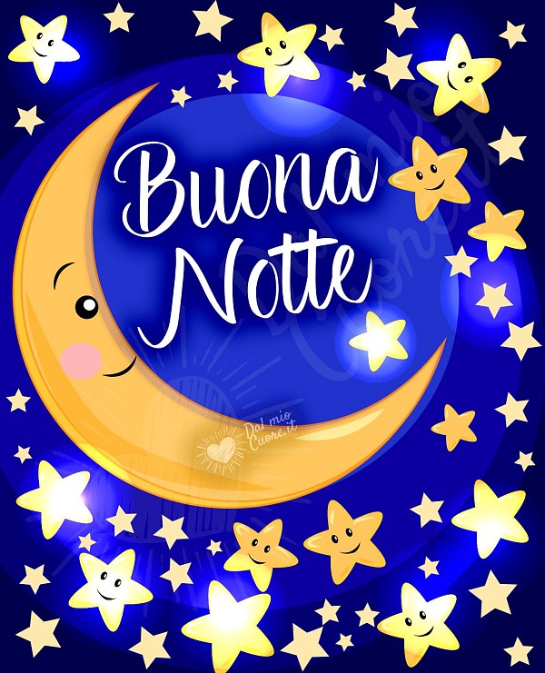 Luna incantevole che brilla tra nuvole notturne soffici e miriadi di stelle con il messaggio Buona notte con luna e stelle.